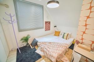 een slaapkamer met een bed in een kamer met een raam bij Orange County in Shinjuku in Tokyo