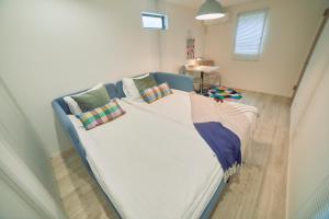 Кровать или кровати в номере Shinjuku 'Orange County' Villa