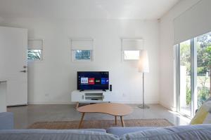 TV a/nebo společenská místnost v ubytování White Sands Beach House