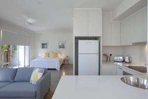 Kuchyň nebo kuchyňský kout v ubytování White Sands Beach House