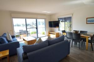 Captains Cove Resort - Waterfront Apartments tesisinde bir oturma alanı