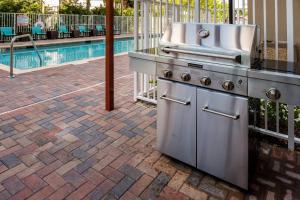 - un barbecue à côté de la piscine dans l'établissement Residence Inn by Marriott Miami West/FL Turnpike, à Miami