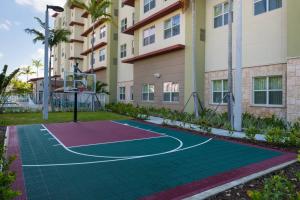 un terrain de basket en face d'un bâtiment dans l'établissement Residence Inn by Marriott Miami West/FL Turnpike, à Miami
