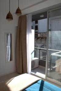 Cette chambre dispose d'une fenêtre donnant sur un balcon. dans l'établissement Moderno Ambiente a Estrenar en San Telmo, cerca del Obelisco 21, à Buenos Aires