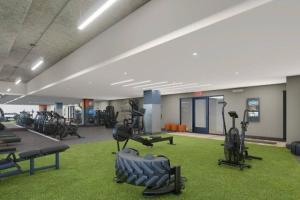 Luxurious, 1 bedroom near Downtown & Dickies Arena في فورت وورث: صالة ألعاب رياضية مع الكثير من أجهزةالجري ودراجات ممارسة الرياضة