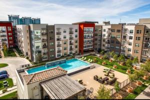 un complexe d'appartements avec une piscine et des bâtiments dans l'établissement Luxurious, 1 bedroom near Downtown & Dickies Arena, à Fort Worth