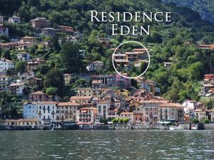 une ville sur la rive d'un lac avec les mots résidence eden dans l'établissement Residence Eden Apartments, à Argegno