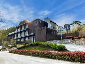 青島的住宿－青岛九水和园艺术设计酒店，前面有栅栏的建筑