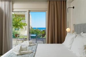 Postel nebo postele na pokoji v ubytování ILIORAMA LUXURY SUITES