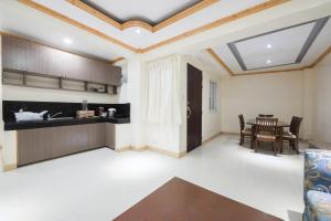 Dapur atau dapur kecil di 2 Wide Bedroom Unit with Breakfast for 2pax