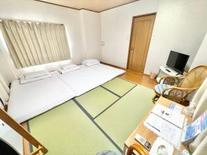 Postel nebo postele na pokoji v ubytování PetitHotel017全室ミニキッチン付きファミリルーム 飲食街中心 阿波踊り会館7分 文理 徳島大学 アスティとくしま車8分
