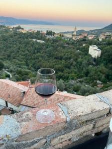 um copo de vinho sentado em cima de uma saliência em La Mansarda di San Lorenzo em Santa Margherita Ligure