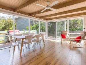 布莱尔高里BLAIRGOWRIE TREETOPS..location location location的一间有桌椅和窗户的餐厅