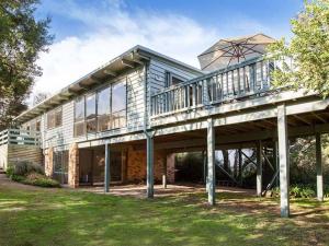 布莱尔高里BLAIRGOWRIE TREETOPS..location location location的一座大型房子,上面有一个大甲板
