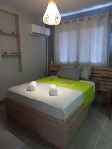 um quarto com uma cama com duas toalhas em Fare Tapu em Uturoa