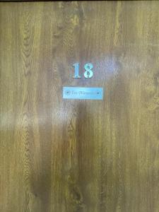 eine Holztür mit der Nummer drauf in der Unterkunft Éva Margaréta in Budapest