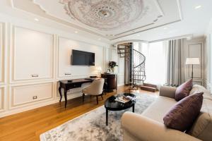فندق أركيد إسطنبول في إسطنبول: غرفة معيشة مع أريكة ومكتب