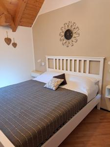 ein Schlafzimmer mit einem Bett in einem Zimmer in der Unterkunft VILLA ROOMS in Leifers