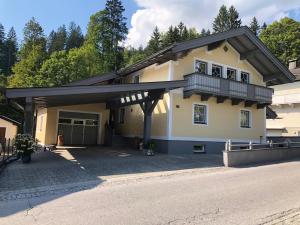 a house with a balcony and a driveway at Appartement Seiwald in Leogang