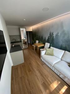 - un salon avec un canapé blanc et une table dans l'établissement Apartament 20 Ula, à Ustroń