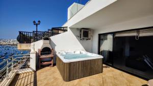 een hot tub op het balkon van een huis bij Magic Seaview Deluxe 3BR with Hot Tub in Sliema
