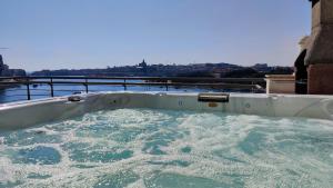 Spa at/o iba pang wellness facilities sa Magic Sliema Sea Views Luxurious 3BR with Jacuzzi