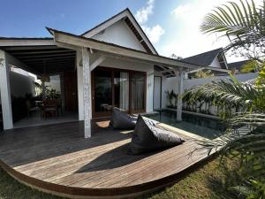 Deluxe 1 Sula villa in uluwatu في أُلُواتو: سطح خشبي أمام المنزل