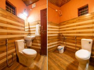 2 aseos en un baño con paredes de madera en FOOD FOREST KANTHALLOOR, en Kanthalloor