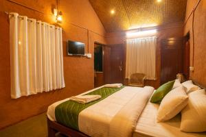 Tempat tidur dalam kamar di FOOD FOREST KANTHALLOOR