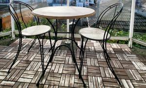 2 Stühle und ein Tisch auf der Terrasse in der Unterkunft Vivi's Home in Vancouver