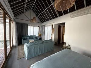 烏魯瓦圖的住宿－Unique Sula villa uluwatu，客厅配有沙发和1张床