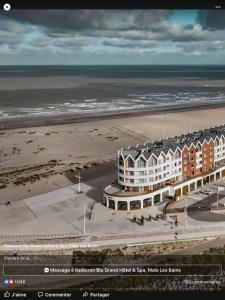 een luchtzicht op een hotel en het strand bij Villa des sables in Duinkerke