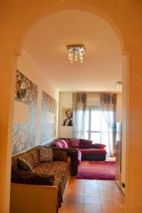 een woonkamer met een bank voor een kamer bij Terrazza sul Mare in Alba Adriatica