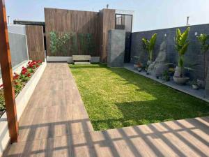un patio con césped y plantas en Polo Apart G01- Cerca a la embajada USA, en Lima