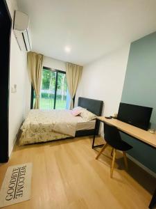 een slaapkamer met een bed en een bureau bij Skyblox@skysanctuary in Kuala Lumpur