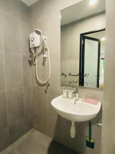 een badkamer met een wastafel en een spiegel bij Skyblox@skysanctuary in Kuala Lumpur