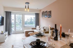 una sala de estar con una mesa con copas de vino en EVA-Modern 2 bedroom apartment seaside Oostende en Ostende