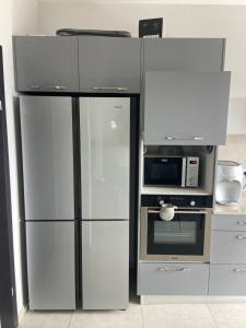 uma cozinha com um frigorífico e um micro-ondas em Beauty apartment 3 rooms wi-fi em Netanya