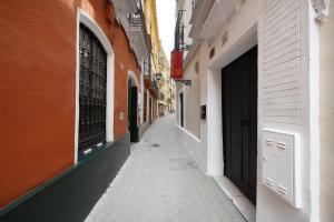 een leeg steegje tussen twee gebouwen bij numa I Alegre Apartments in Sevilla