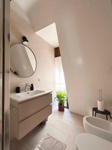 La salle de bains est pourvue d'un lavabo et d'un miroir. dans l'établissement Easy Isola, for an easy stay, à Milan