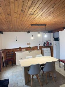 una cucina con tavolo e sedie di Maison de vacances à louer a Meschers-sur-Gironde