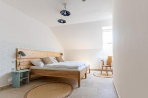 1 dormitorio con 1 cama y 1 mesa en Hotel Lechowitz en Lechwitz