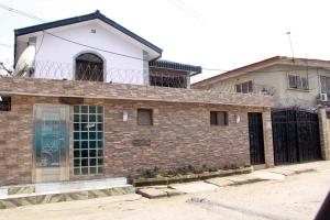 un edificio de ladrillo con una puerta delante de él en MITOS LUXURY SUITES (ANNEX) en Lagos