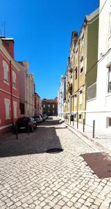 uma rua de calçada numa cidade com edifícios em Belém Apartment em Lisboa