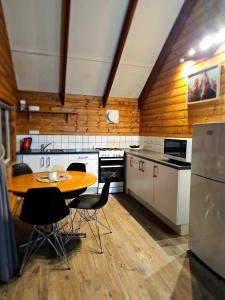 Kjøkken eller kjøkkenkrok på Sunnyhurst Chalets Rural Stay