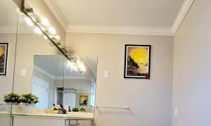een badkamer met een wastafel en een spiegel bij Vivi's Home in Vancouver