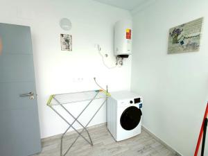 eine Waschmaschine und einen Trockner in einem weißen Zimmer in der Unterkunft Cotufa Garden in La Laguna + 5 Fotos