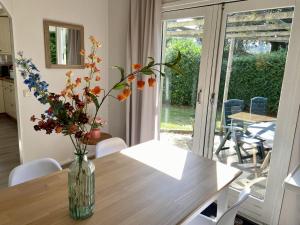 Φωτογραφία από το άλμπουμ του VELUWE VAKANTIES Chalets With Private Barrel Sauna - With Pool Bar and Restaurant Facilities in the Veluwe National Park σε Putten