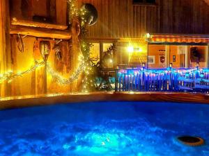 Bad Sankt Leonhard في Klippitztorl: حوض استحمام ساخن في مطبخ مع أضواء عيد الميلاد