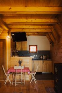 cocina con mesa y sillas en una habitación en Ranč Crna stina en Livno